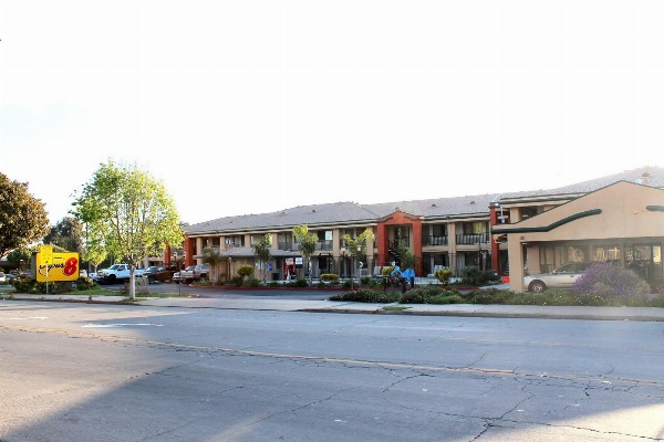 Super 8 by Wyndham Salinas Main image