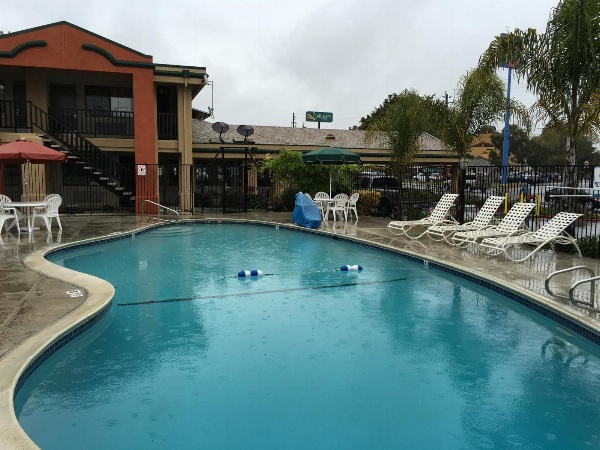 Super 8 by Wyndham Salinas image 6